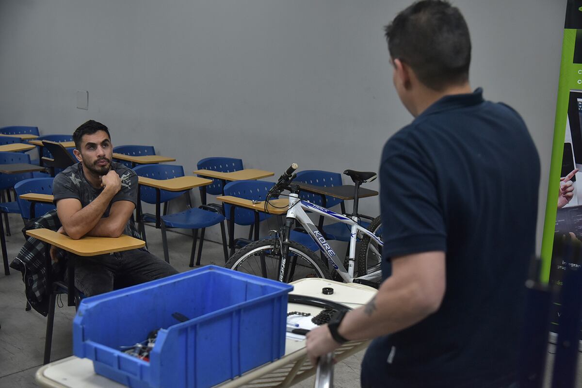 Córdoba. Cristian es ciego y aprende a reparar bicicletas en Celsius (Facundo Luque/La Voz).