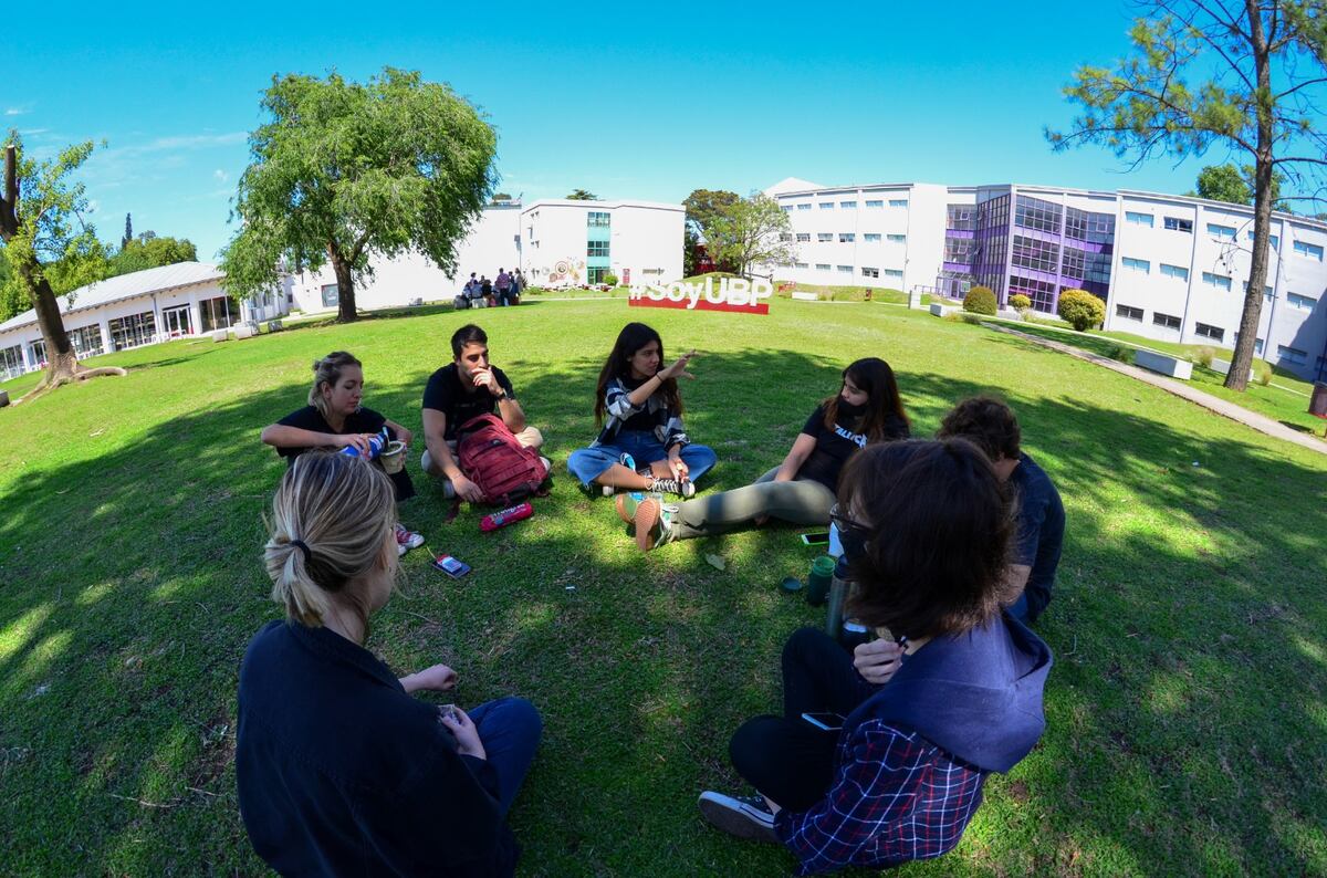 Los participantes podrán acceder a un stand presencial para realizar fotos profesionales de manera gratuita. (Universidad Blas Pascal)