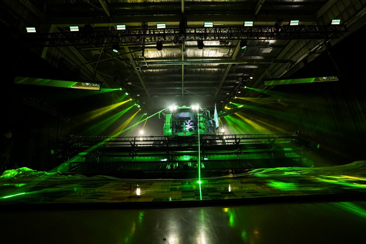 PRESENTACIÓN. En su planta en Granadero Baigorria, John Deere presentó la fabricación de su familia de cosechadoras predictivas S7. (Prensa John Deere)