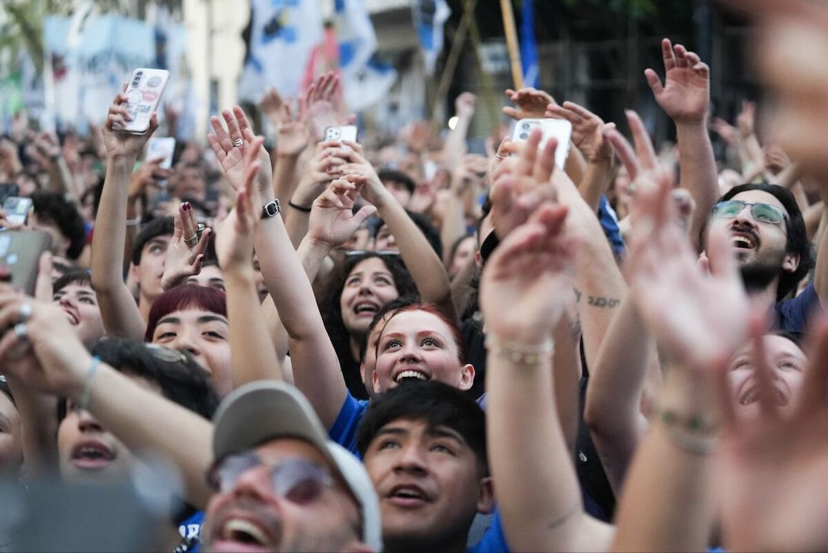 Manifestación frente a la casa de Cristina Kirchner luego del rechazo a los vetos en Diputados. (X)