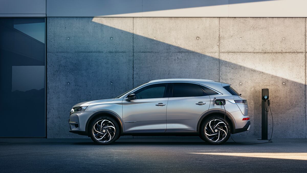 El DS7 Crossback E-Tense es un híbrido enchufable. Es decir, cuenta con un motor naftero (Pure Tech de 1.6 litros con turbocompresor) y dos eléctricos que se ubican en cada eje, de modo que es 4x4.