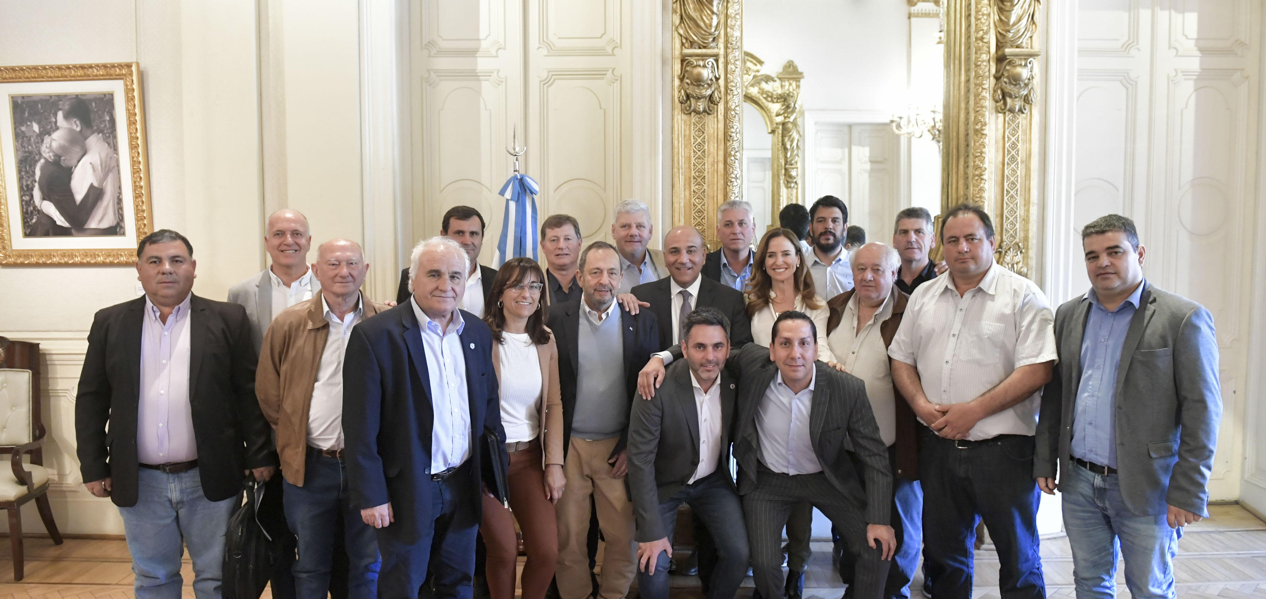 Gobierno nacional: intendentes de Córdoba junto a Juan Manzur y Victoria Tolosa Paz. (La Voz)