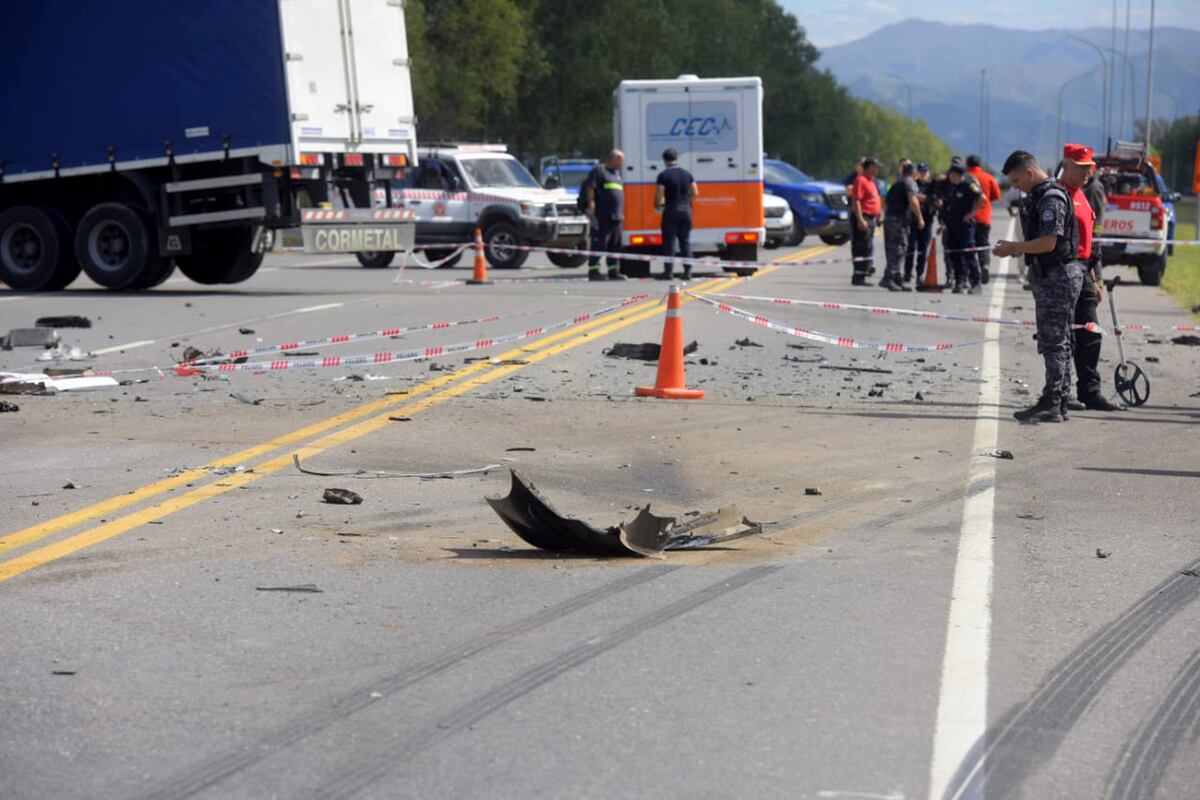 Córdoba. Impactante choque entre un camión y un auto con un muerto en la avenida Padre Luchesse. (José Gabriel Hernández / La Voz)