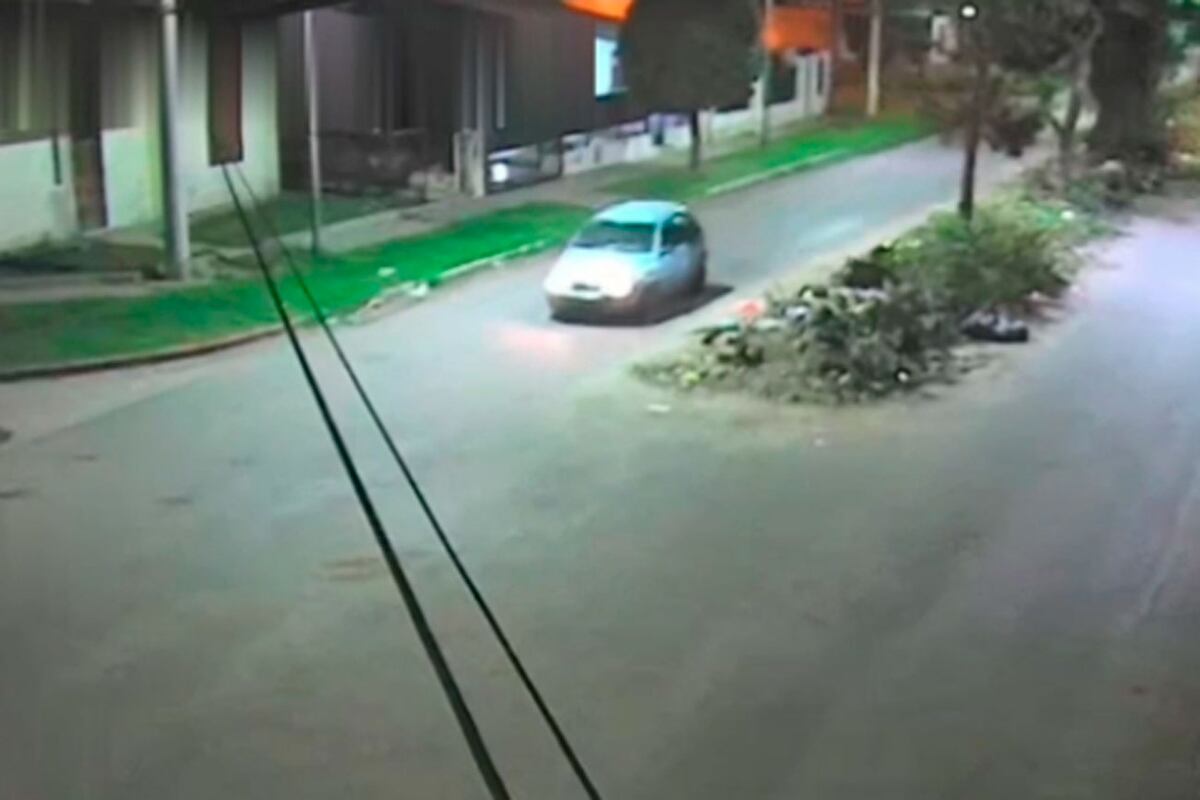 Cuando el chicó robó el auto. (Captura video/Policía)