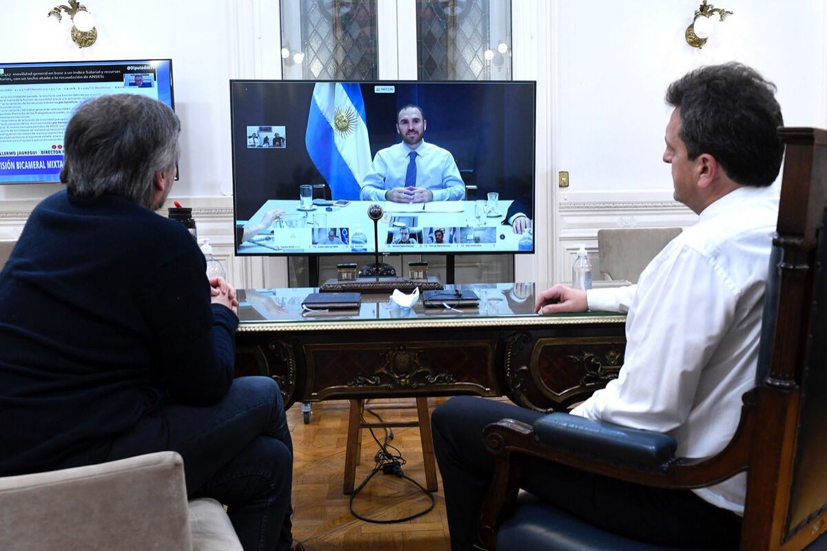 Diferencias. Sergio Massa acordó con la oposición y volteó el proyecto de Martín Guzmán. Máximo Kirchner está muy enojado con el ministro de Economía. (La Voz / Archivo)
