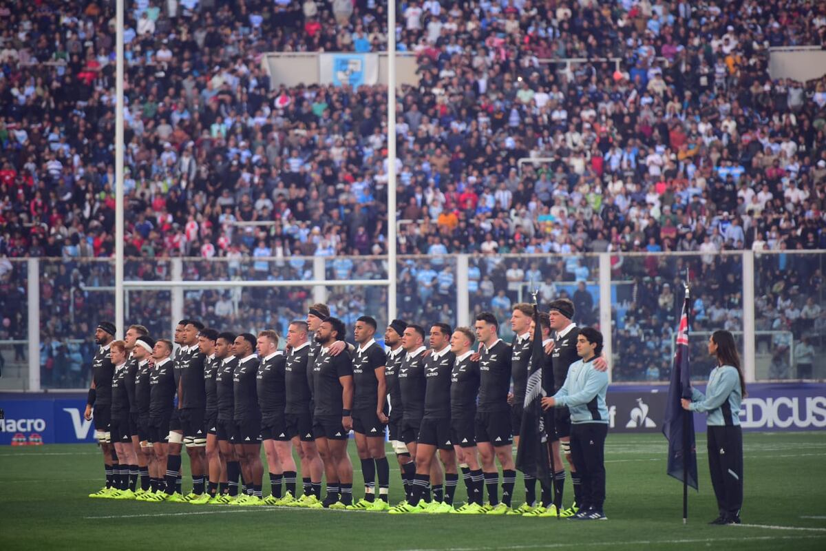 El momento del tradicional haka de All Blacks antes de enfrentar a Los Pumas en el estadio Mario Alberto Kempes. (Nicolás Bravo / La Voz)