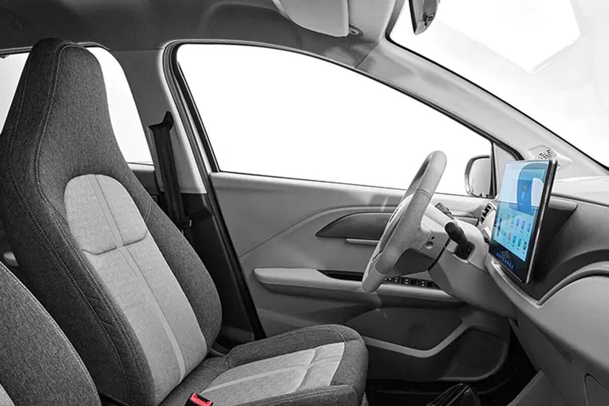 Se destaca la pantalla de 10,1” (con instrumental integrado), cámaras con visión panorámica de 360°, volante multifunción, climatizador automático y asientos con apoyacabezas integrado.