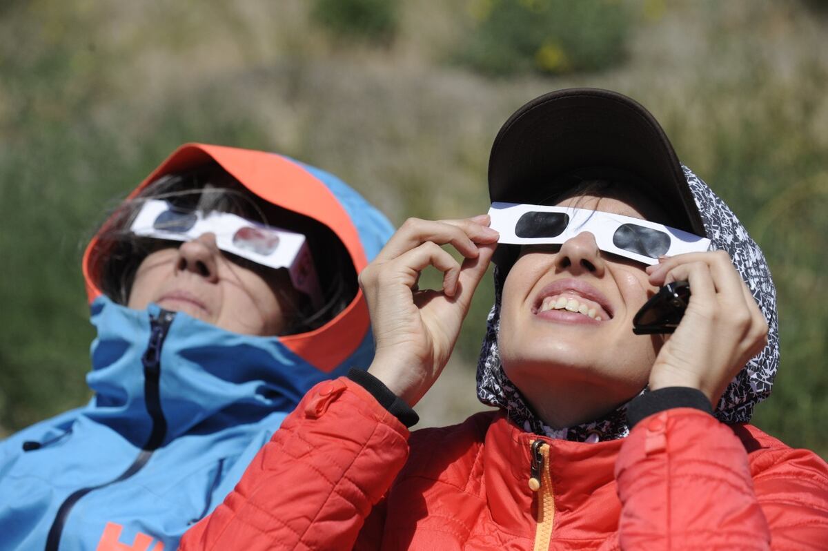 Turistas y periodistas disfrutan del eclipse solar total Argentina. (Gentileza)