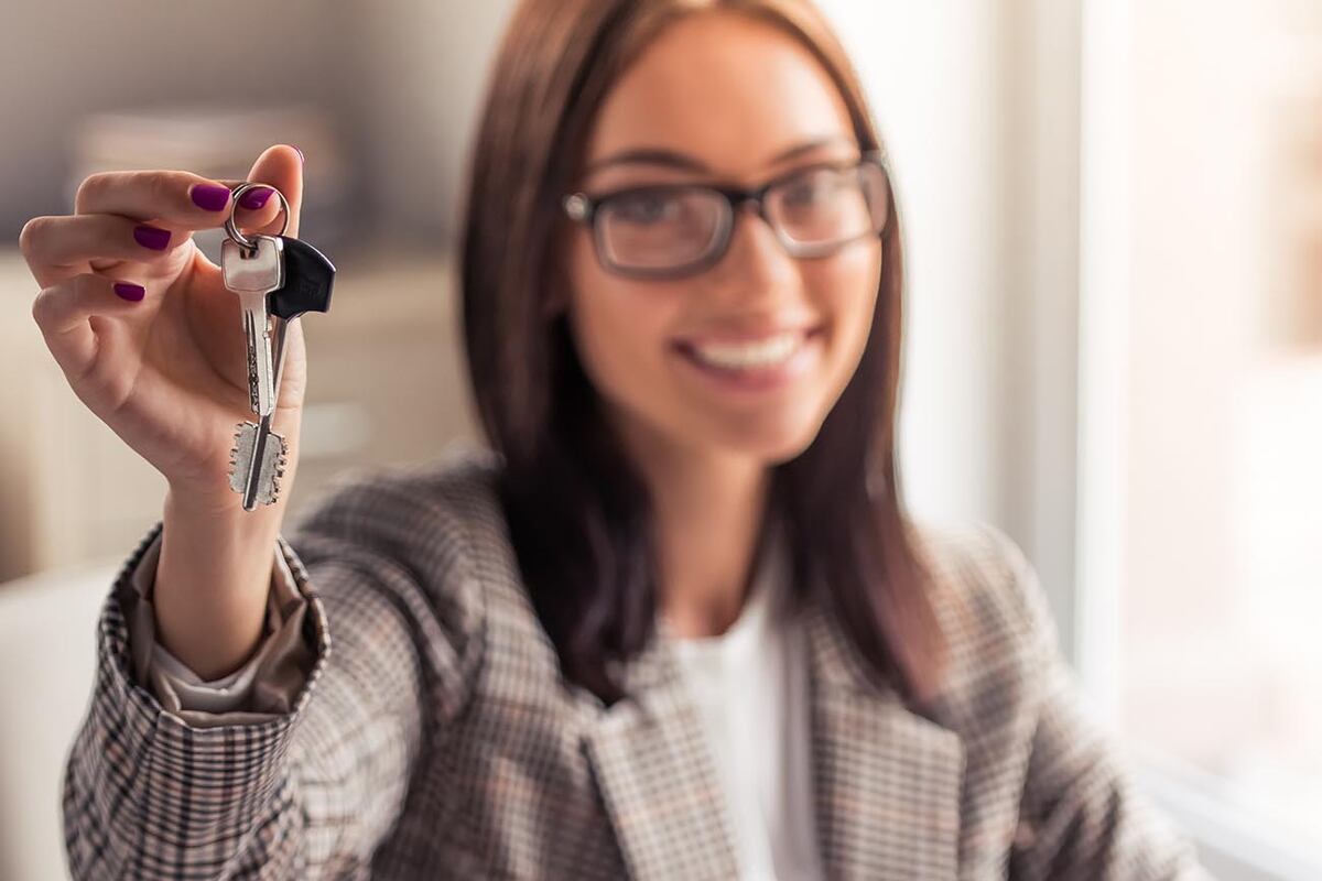 La empatía permite identificar preocupaciones y expectativas no expresadas de manera directa, ofreciendo soluciones adaptadas y creando experiencias más satisfactorias para los clientes.