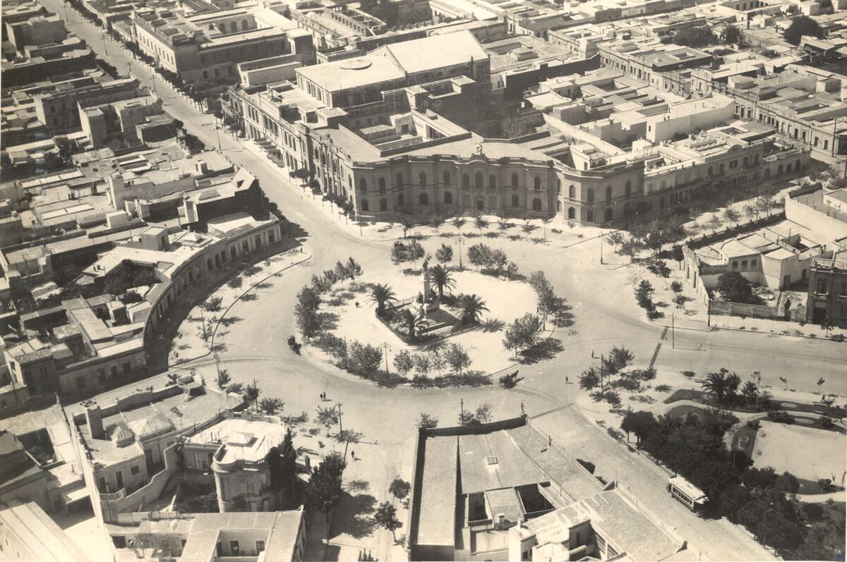 Urbanismo 02-07-2000 Plaza Vélez Sársfield, en 1927. Panorámica. Córdoba Antigua.
Plaza Vélez Sársfield Plaza Vélez Sársfield - Córdoba - Argentina 338964