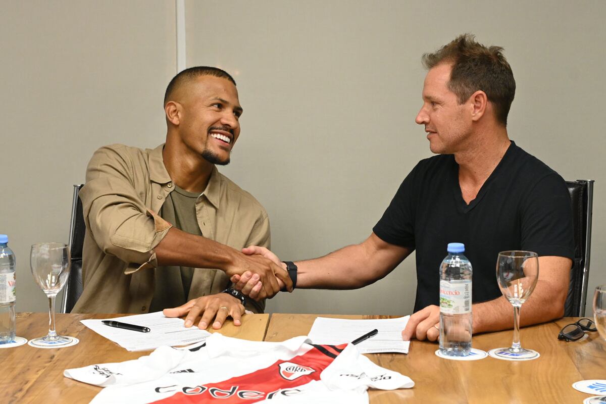 Salomón Rondón se reunió con el presidente millonario Jorge Brito
y el vicepresidente Matías Patanian
y firmó el contrato que lo convierte en jugador de la institución hasta diciembre de 2025. (@RiverPlate)