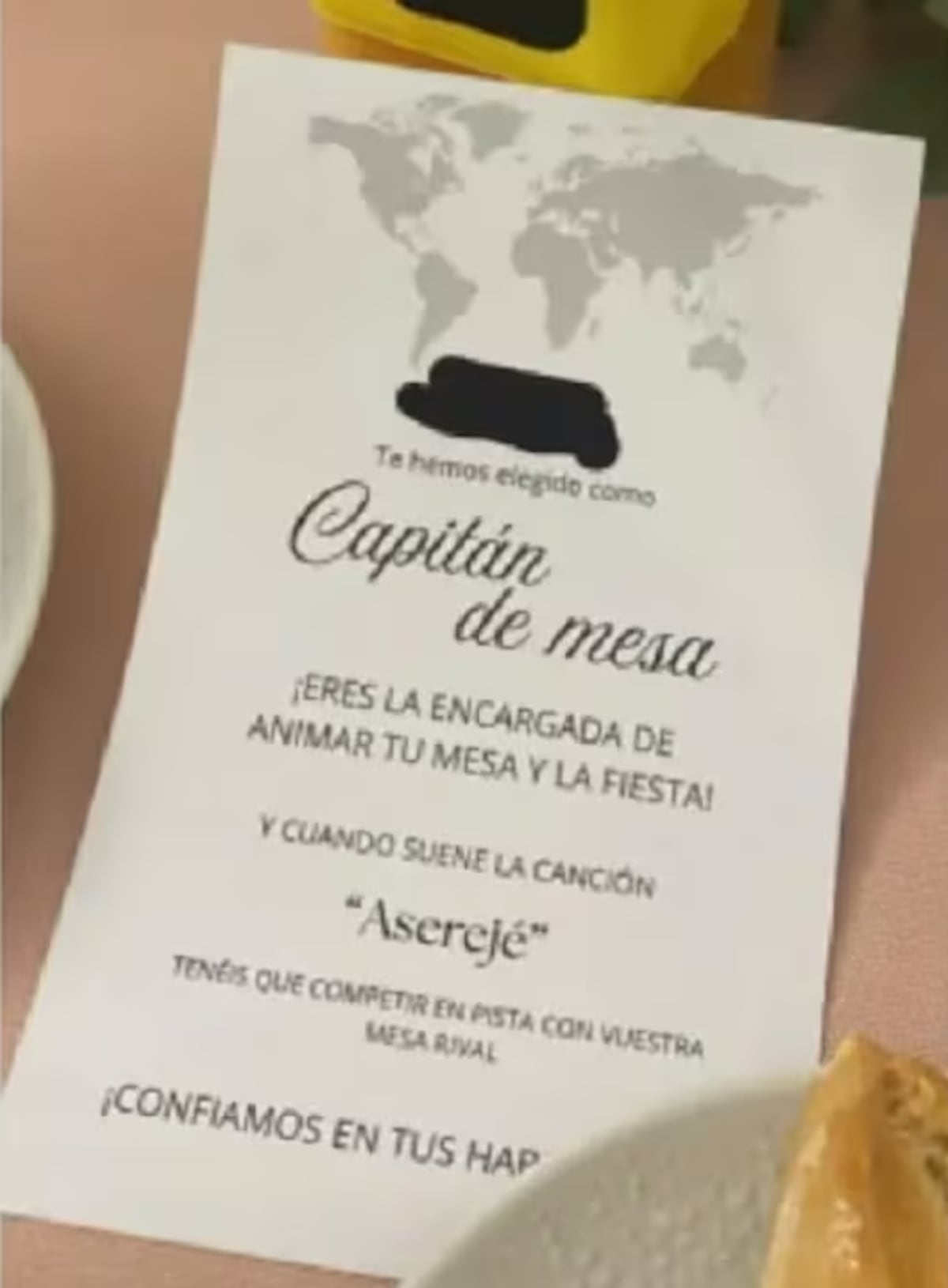 La carta que recibió en la mesa.