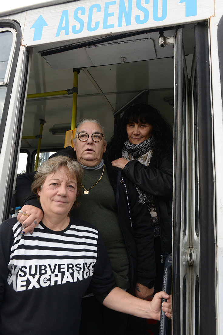 Laura Fuentes, Mónica Krujoski y Nora Aguirre, las primeras mujeres que manejaron en el transporte público de Córdoba. (José Gabriel Hernández / La Voz).