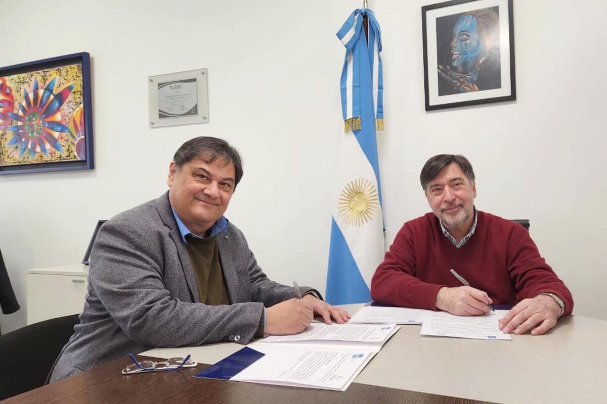 Gustavo Manno, presidente de Fundación Cophisec, firmando el convenio con Jorge Calzoni, rector de la Undav.