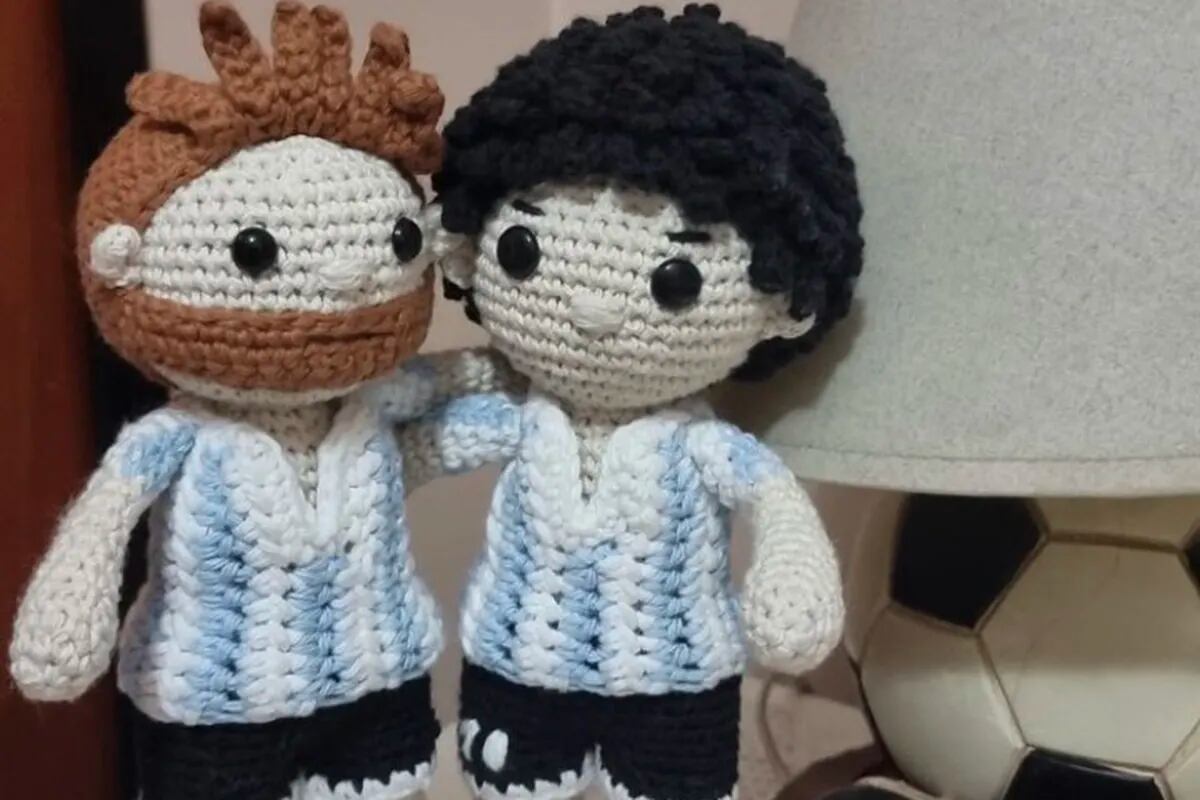 Muñecos tejidos a mano en Ushuaia llegaron a los hijos de Lionel Messi.