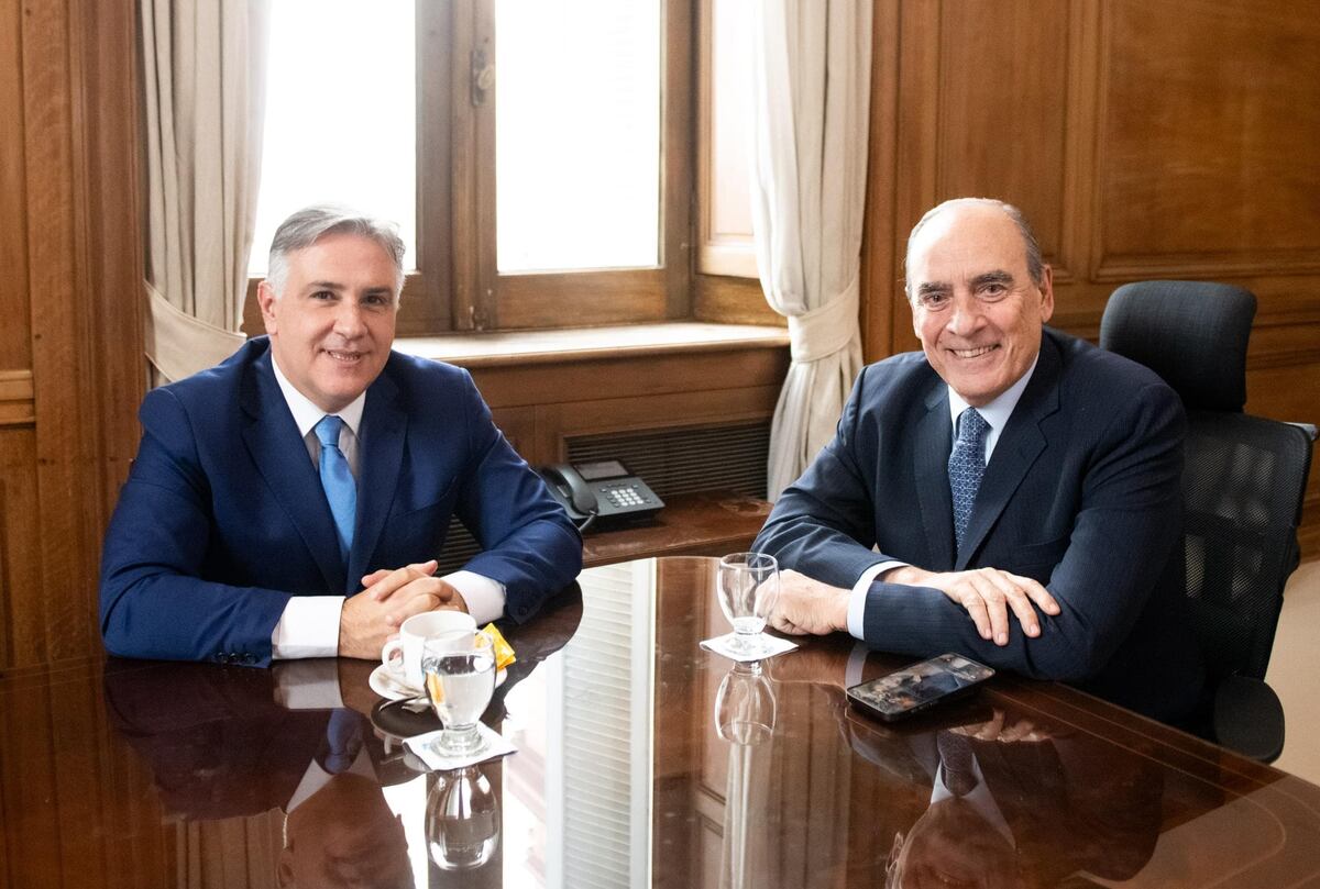 Convenio. En junio del año pasado, el gobernador Martín Llaryora firmó con el jefe de Gabinete, Guillermo Francos, la transferencia a Córdoba del final de la obra de la autopista 19. (Prensa Gobierno nacional / Archivo)