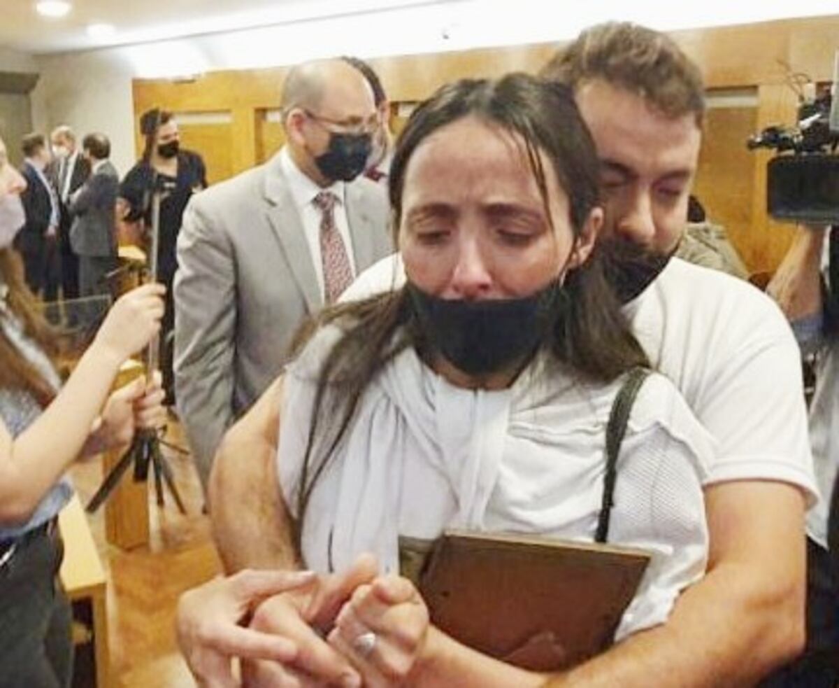 Llanto. El desconsuelo de los padres de Mateo Aguirre luego de conocida la sentencia a los responsables de la muerte de su hijo. (@marianonievas)