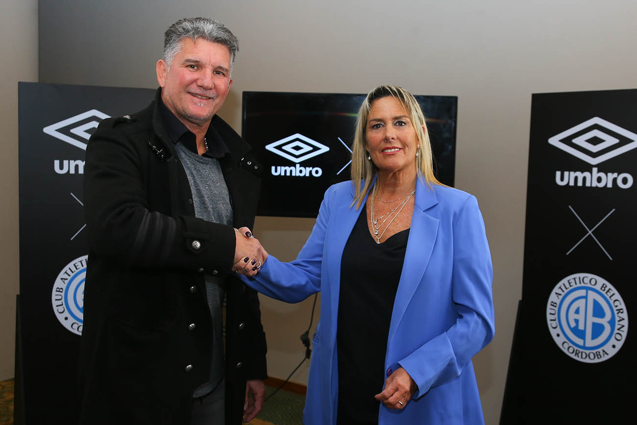 Luis Fabián Artime, presidente del Club Atlético Belgrano junto a Mayca Gowland, gerente de Marketing de Umbro Argentina. (Foto: Belgrano)