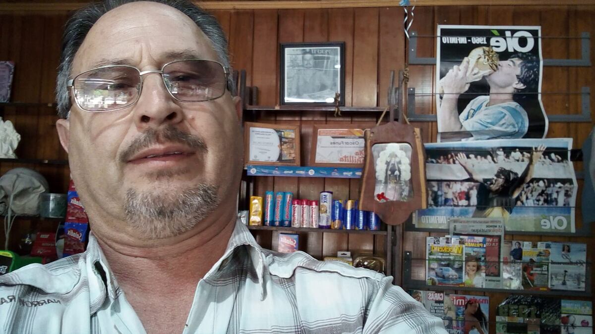 Oscar Funes trabaja como canillita hace más de 45 años en la ciudad de Villa Dolores. (Gentileza Oscar Funes)