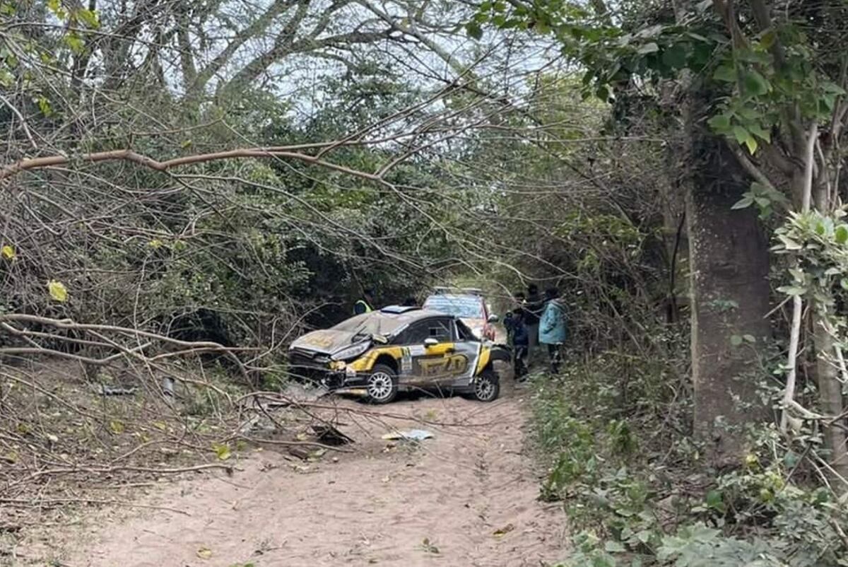 Así quedó el Ford Fiesta del cordobés Juan Carlos Alonso, tras el accidente que sufrió y que obligó a suspender un tramo del Rally del Poncho 2022, en Catamarca. (Prensa Rally Argentino)