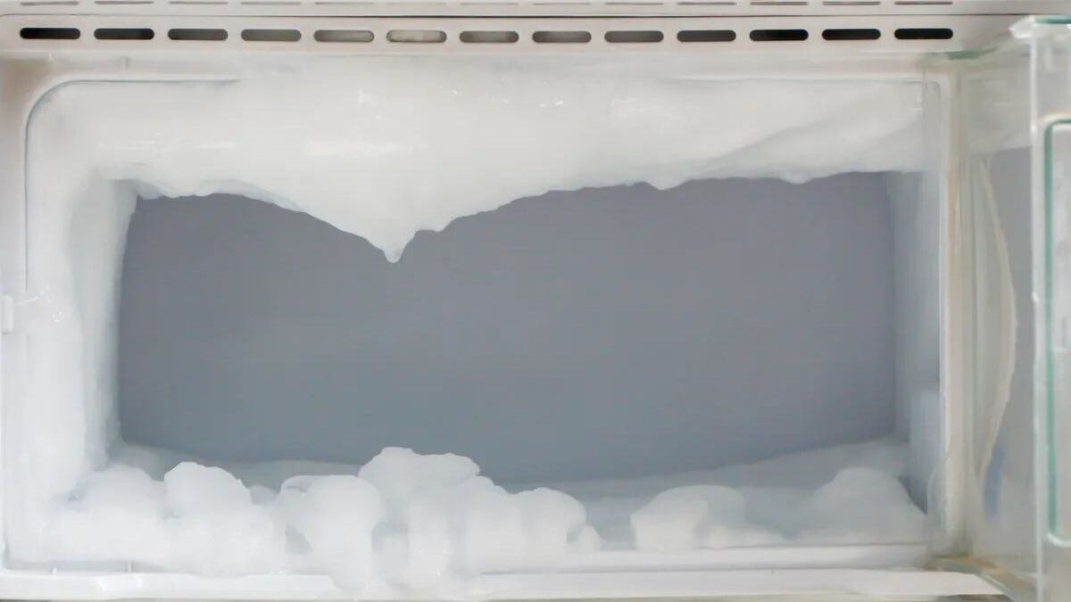 El truco sencillo para eliminar el hielo acumulado en el freezer