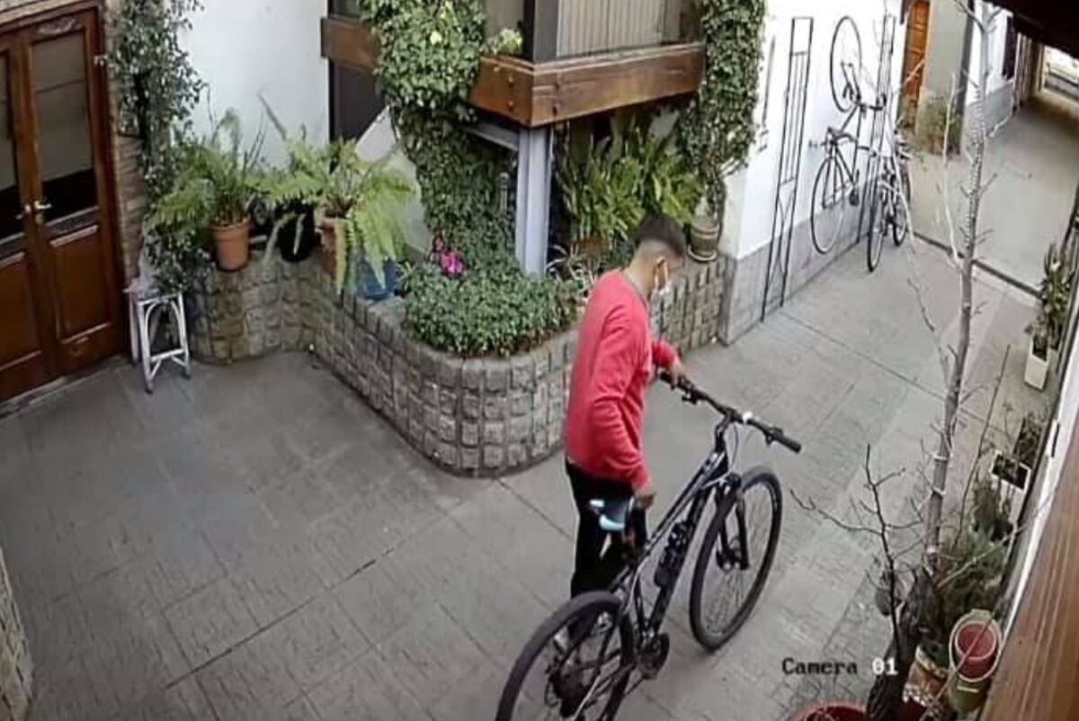 El momento en que Cristian Aliendro robó una bicicleta. (Facebook)