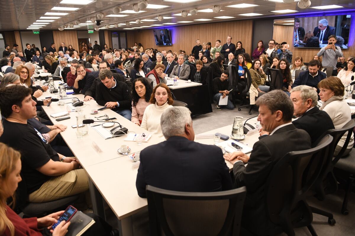 Encuentro entre diputados, rectores universitarios, sindicalistas y estudiantes (Foto: Prensa Osuna)