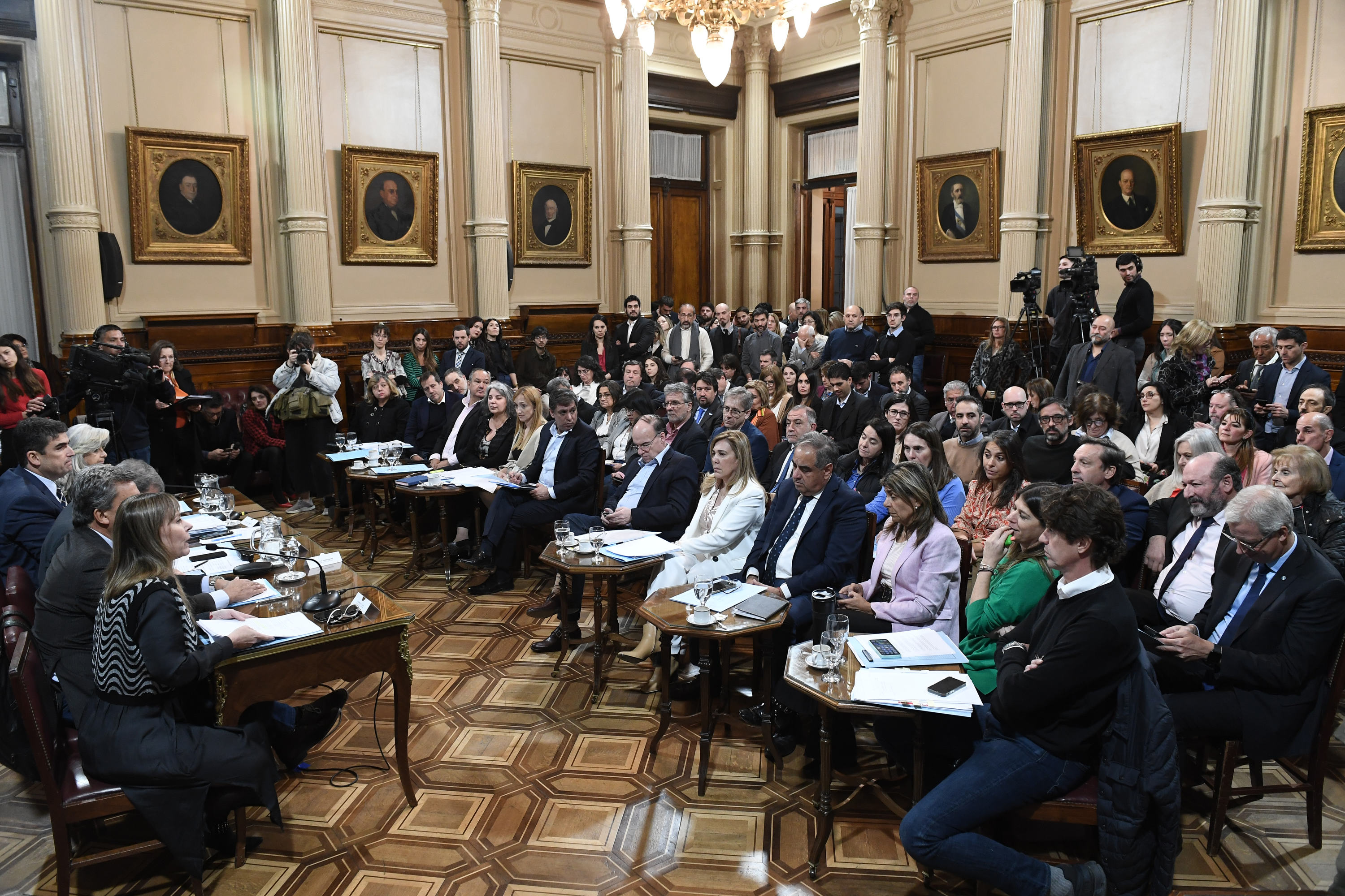 El plenario de comisiones de Legislación y Presupuesto y Hacienda en pleno debate de la ley de alquileres. (Foto: Comunicación Senado)