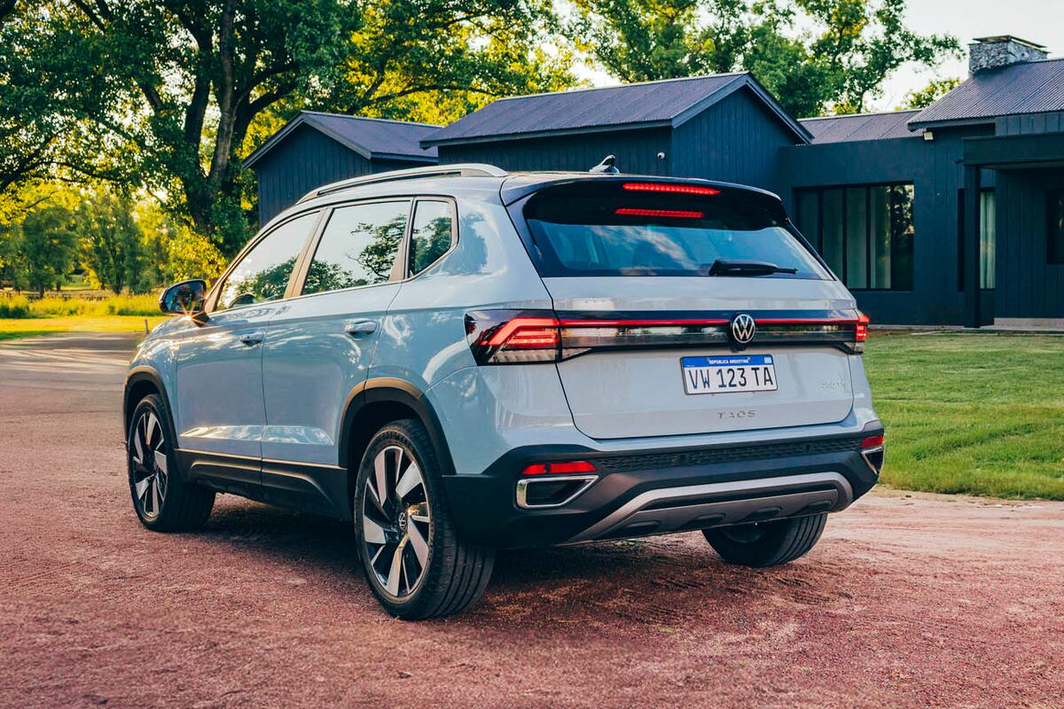 Por detrás tiene un nuevo grupo óptico unido por una tira LED y el logo iluminado. El motor sigue siendo el eficiente 1.4 TSI de 150 CV y la caja pasa de 6 a 8 marchas, automática.
