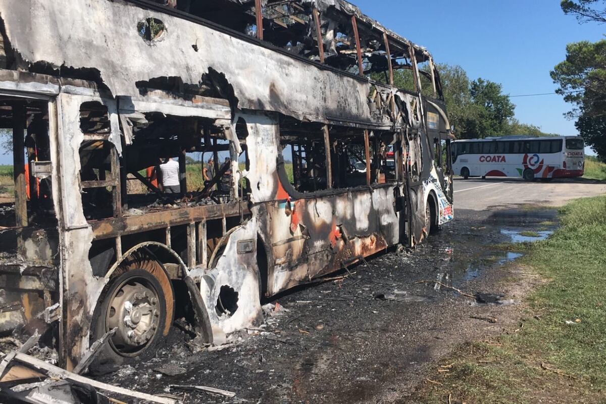 Córdoba Coata. El incendio ocurrió en el kilómetro 664 de la ruta 9. (Gentileza El Diario del Pueblo)