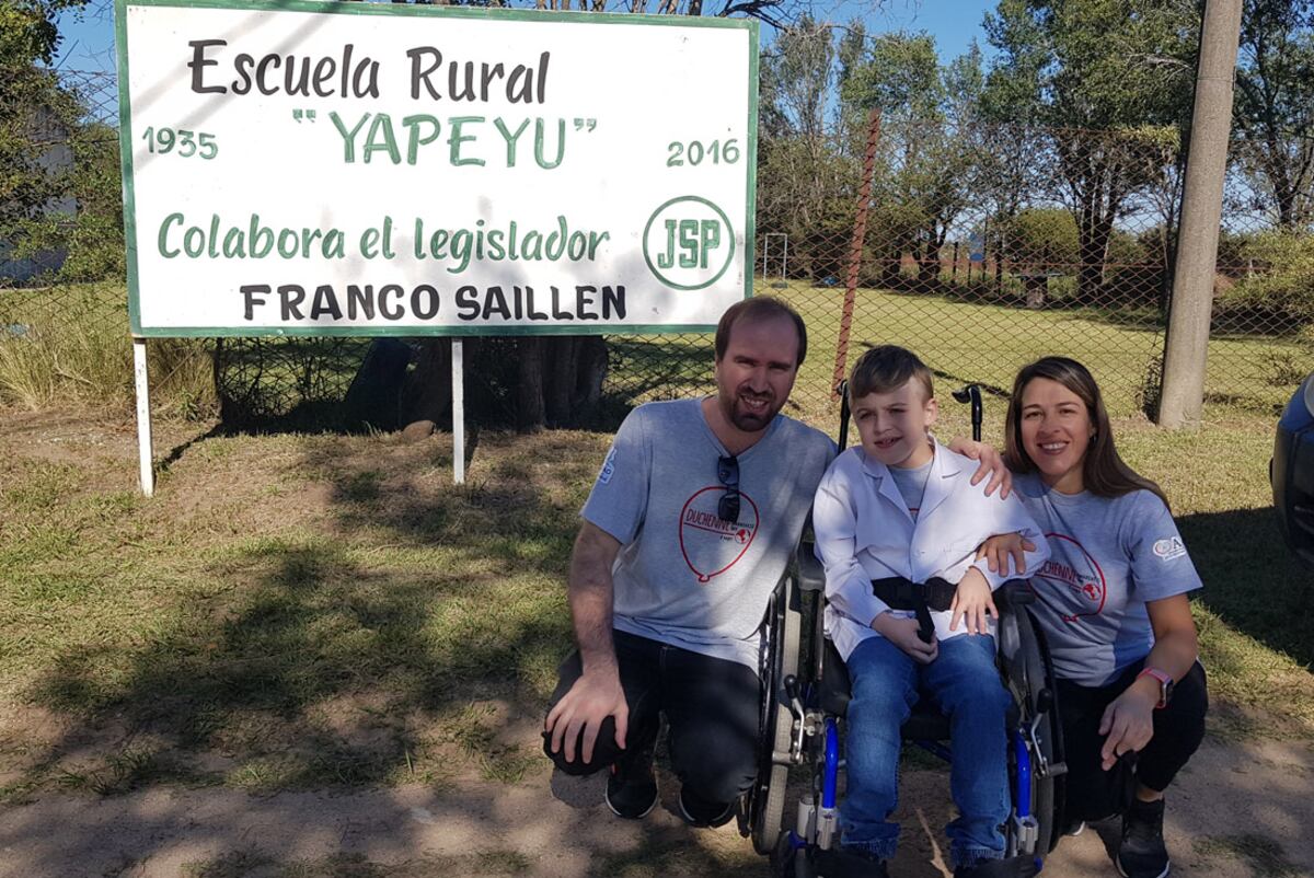 Valentino, con sus padres, en el patio de la escuela. (La Voz)