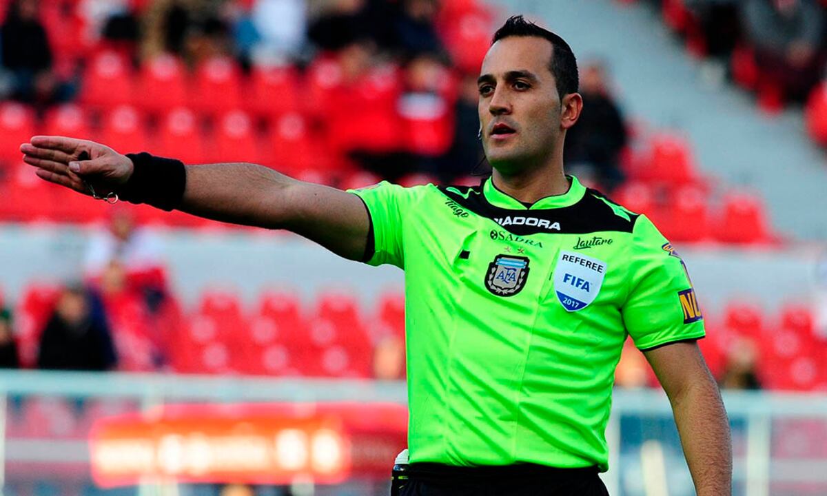 El árbitro Fernando Espinoza, siempre criticado.