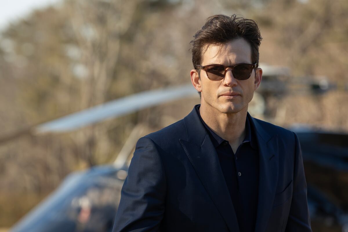 Ashton Kutcher como La Corporacion, en Belleza perfecta. CR: Eric Liebowitz/FX