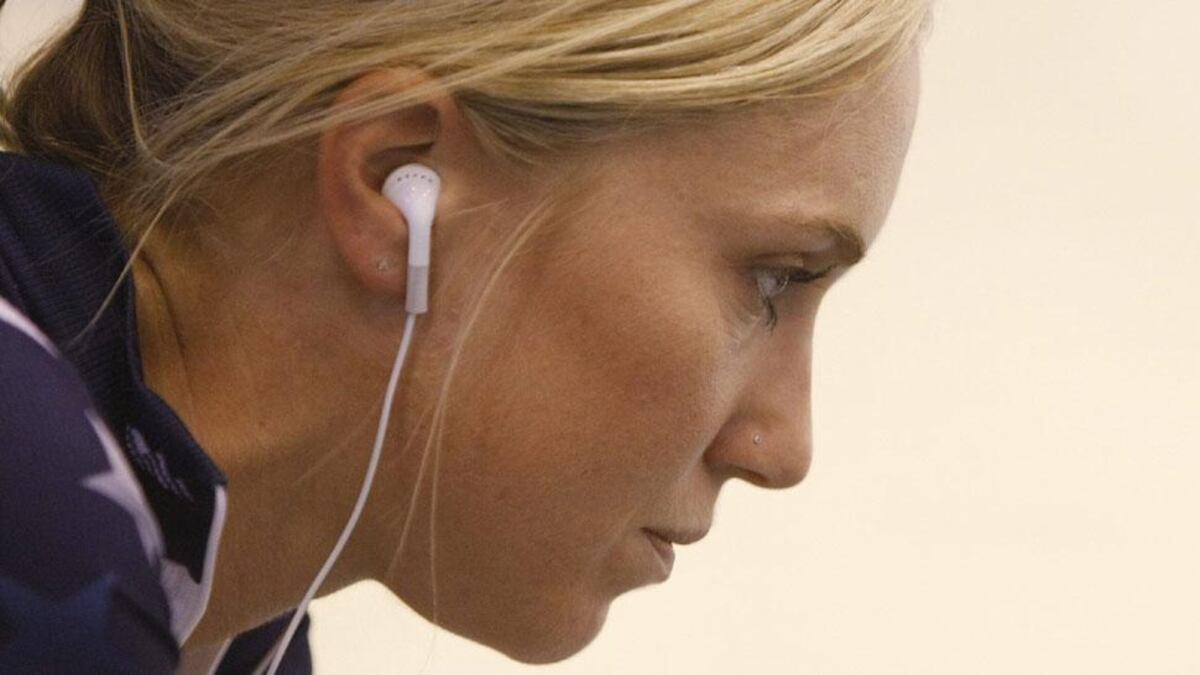 Especialistas de la ONU alertaron lo peligroso que es usar en exceso los auriculares 