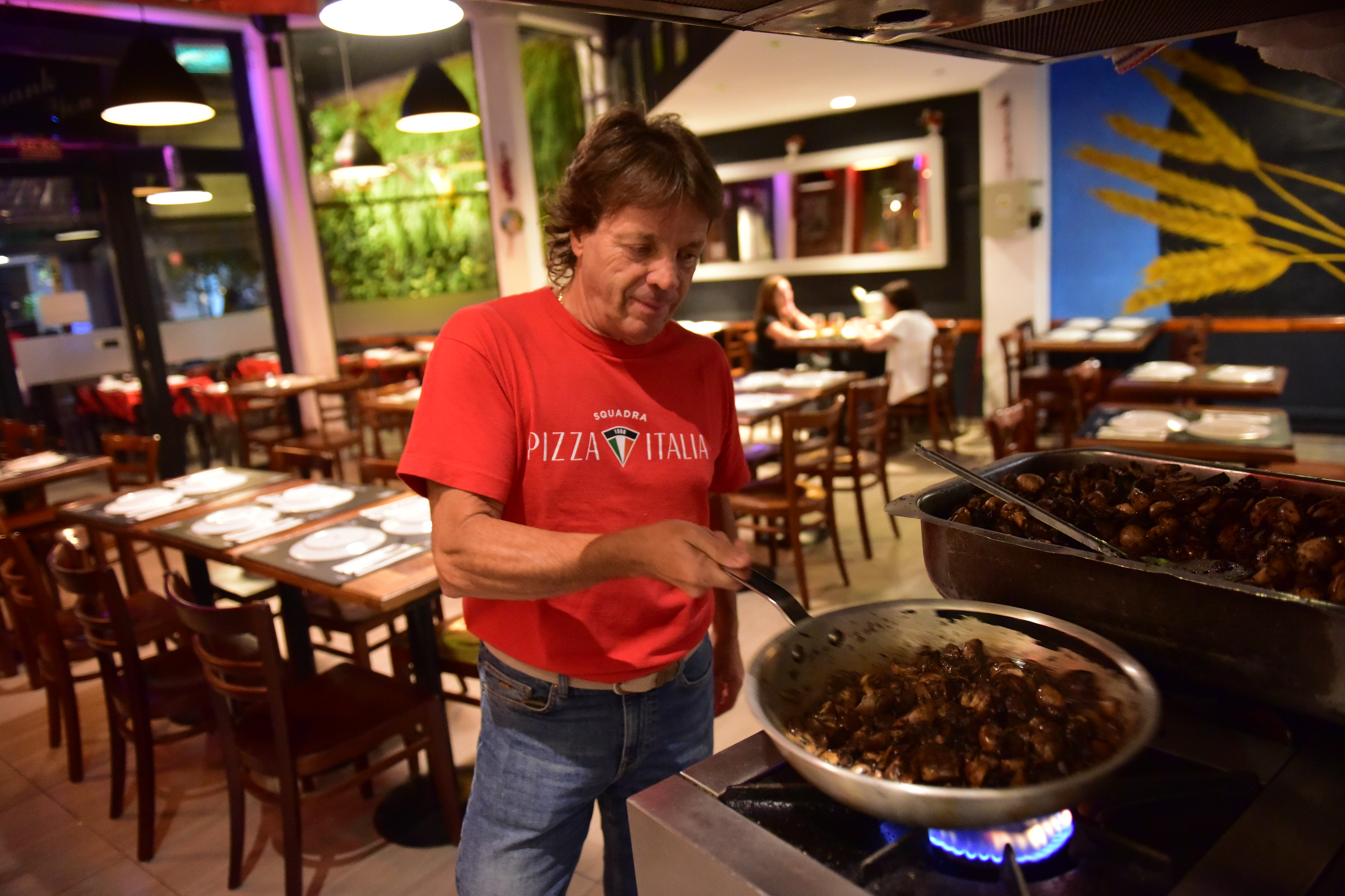 Nelson Casado es el dueño y fundador de Pizza Italia, tradicional pizzería especializada en pastas y en cocina italiana en barrio Alta Córdoba. (Javier Ferreyra / La Voz)