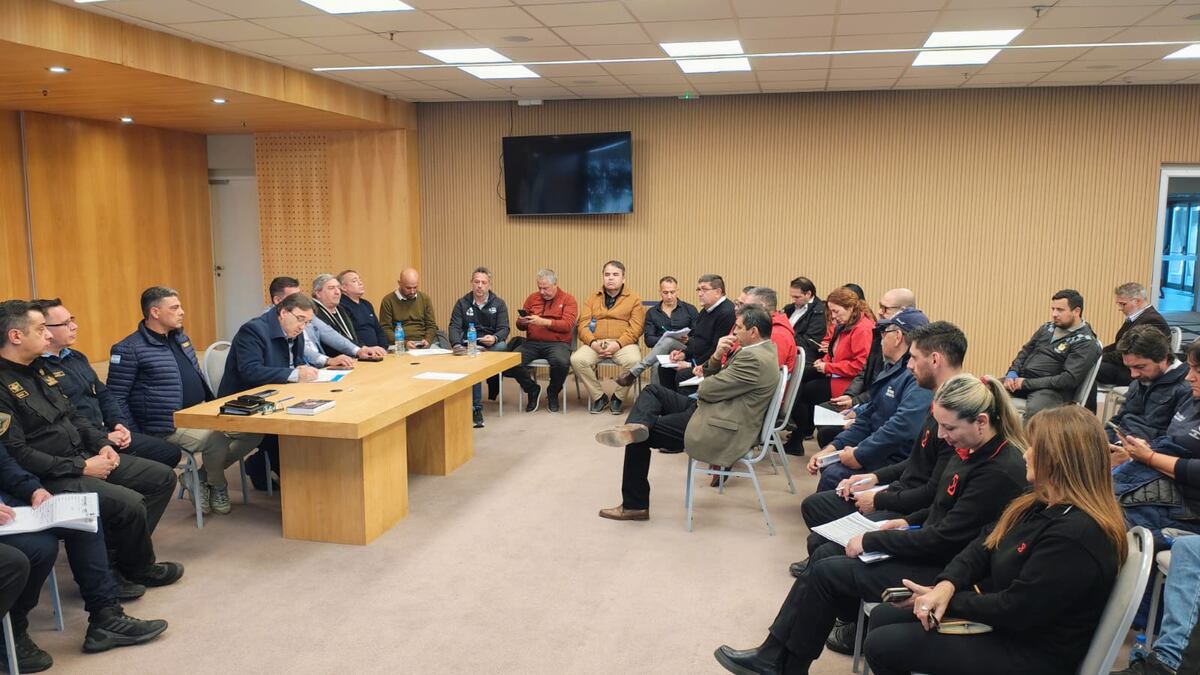 Operativo de seguridad Los Pumas - All Blacks. Marcelo Frossasco, titular de Cosedepro preside la reunión sobre la logìstica de una cobertura que tendrá más de 900 agentes. Integrantes de BS Group (Ignacio Rinaldini),controles (Guillermo Piña), se sumaron al cónclave en el Kempes. (Prensa Agencia Córdoba Deportes)