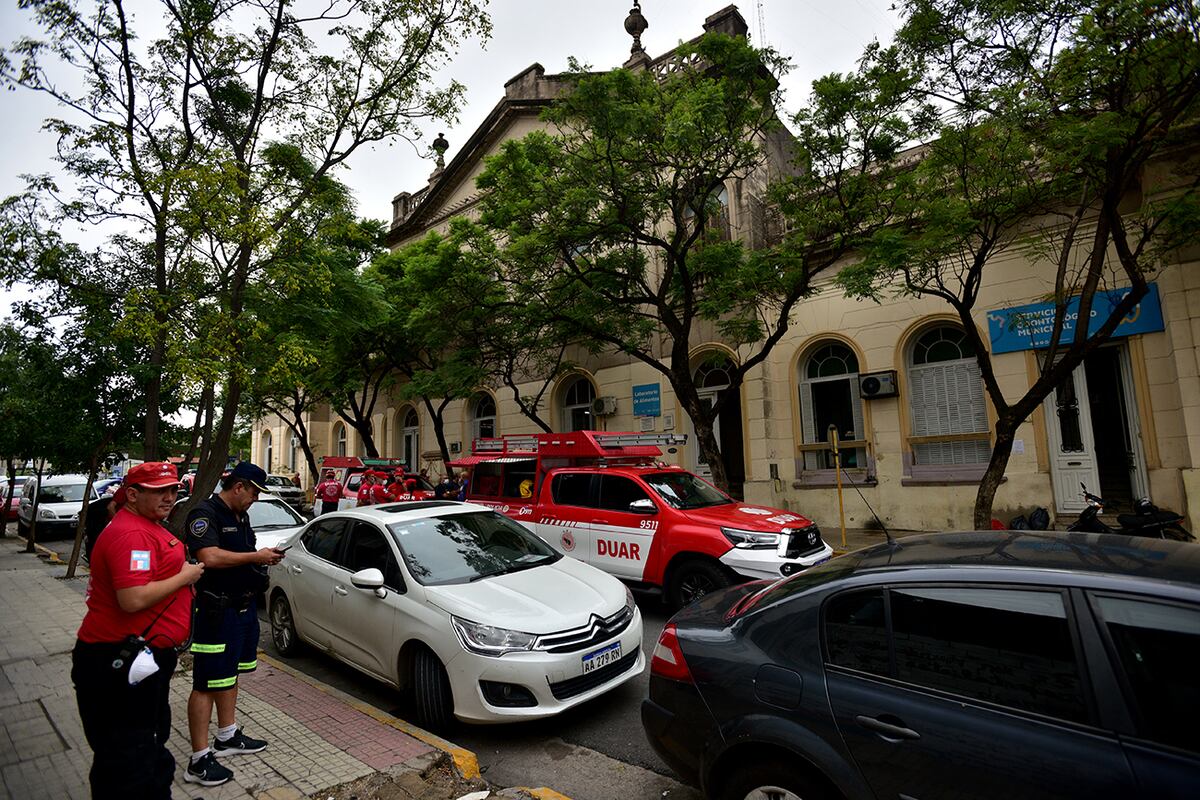 El DUAR en el Centro Odontológico Municipal de Bº Centro, donde se habría liberado una sustancia química que causó malestar en varias personas. (Pedro Castillo / La Voz)