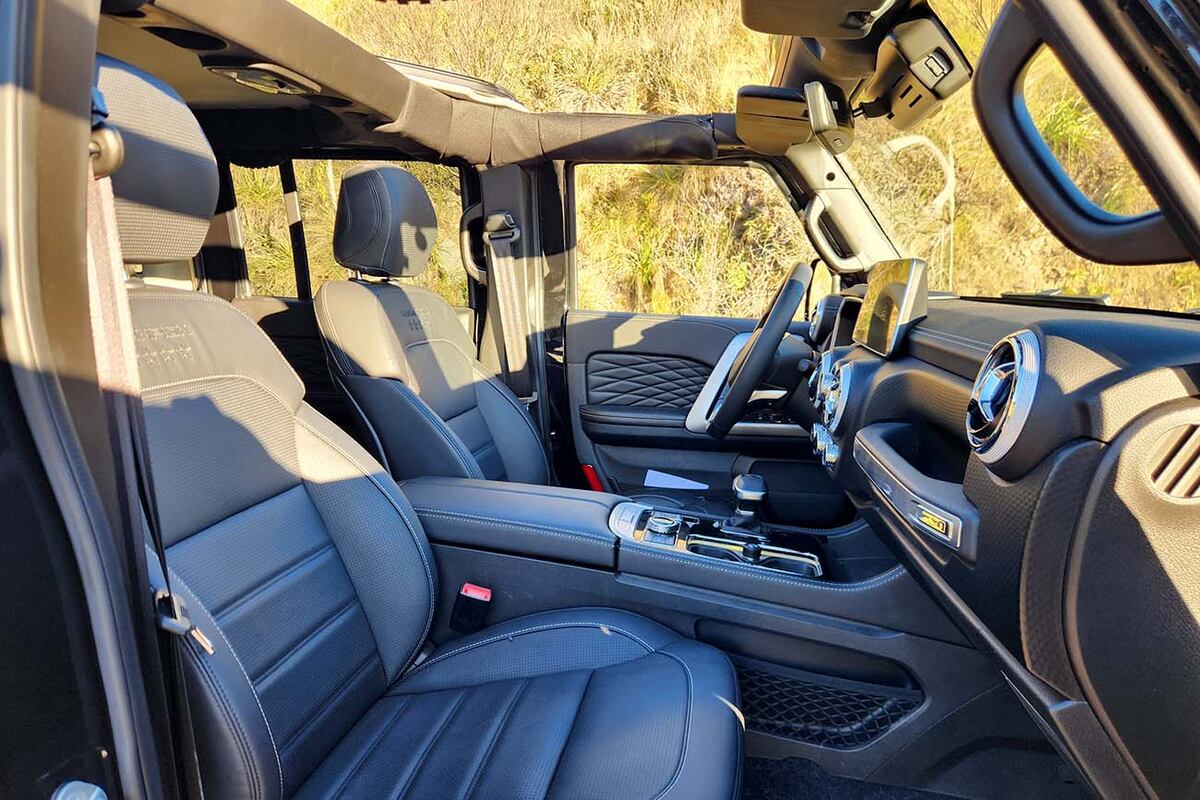 El interior cuenta con elementos de excelente calidad, que no están pensados para el manejo off-road, conduciendo sin techo.