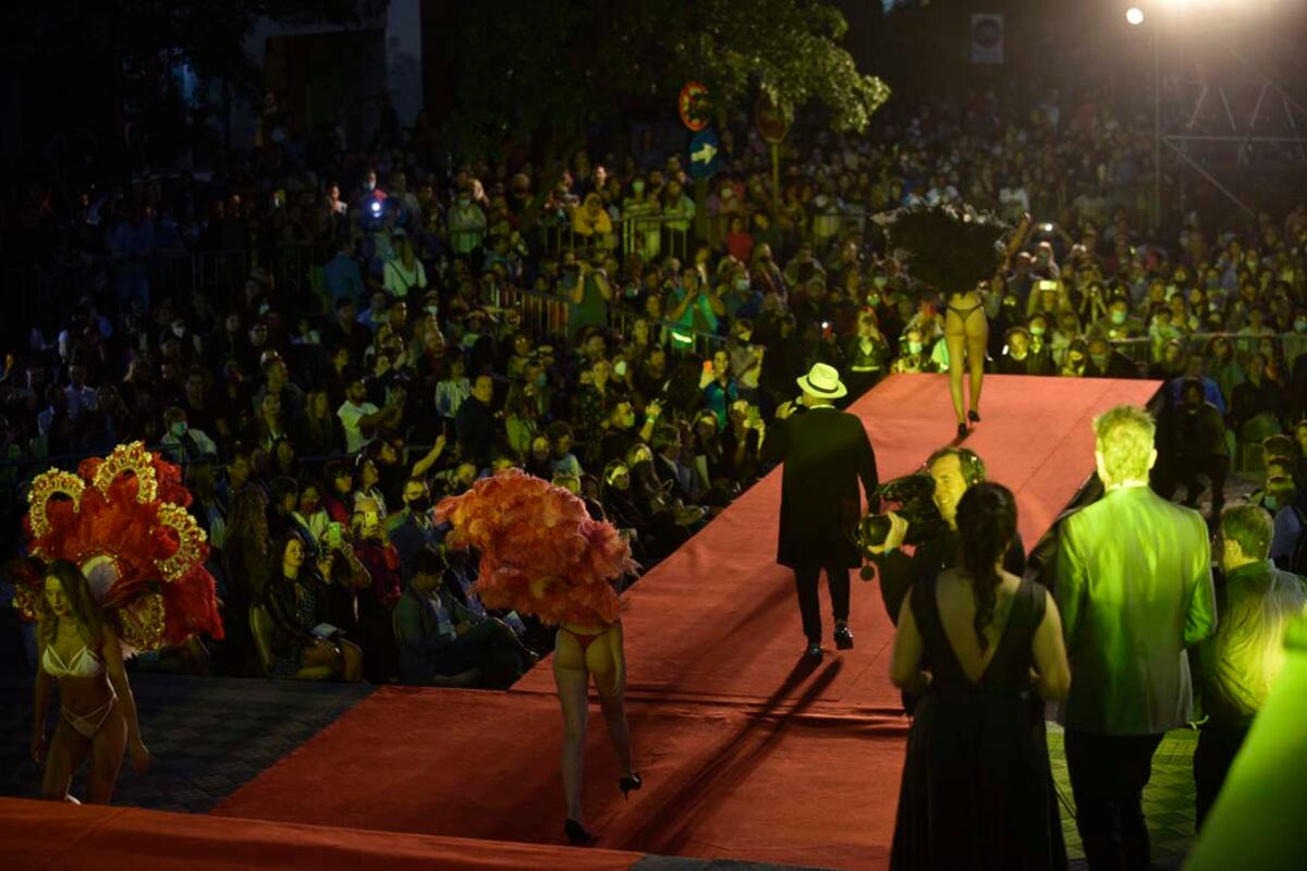 Desfile Real en las escalinatas del Parque Sarmiento (Facundo Luque)