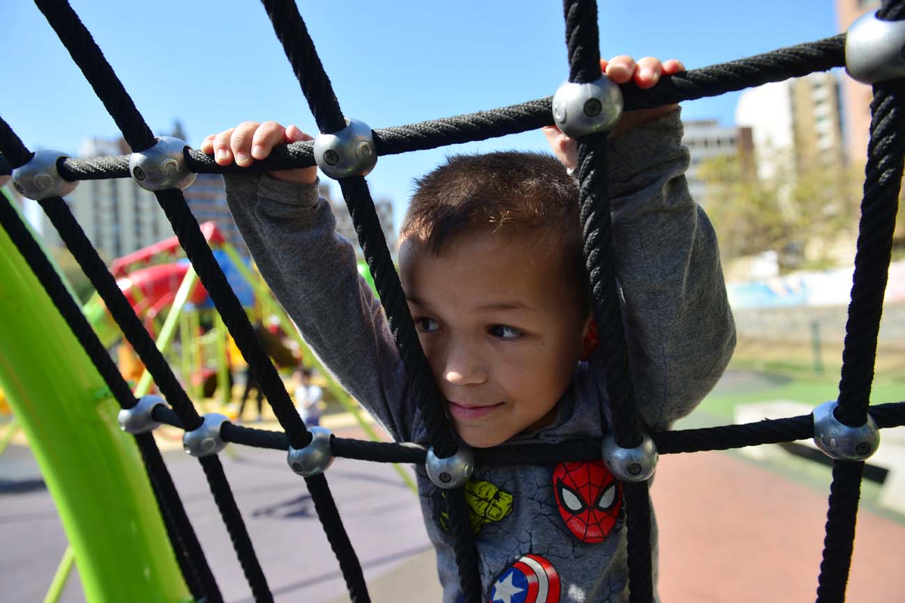 Un “pequeño superhéroe” que busca crecer: tiene acondroplasia y podrá afrontar un tratamiento clave