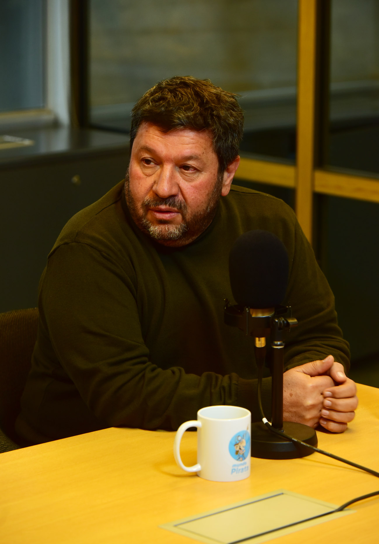 Claudio Giomi, secretario, y Marcelo Carranza, vicepresidente del Club Belgrano, en el podcast Mundo Pirata de La Voz. (Nicolás Bravo / La Voz)