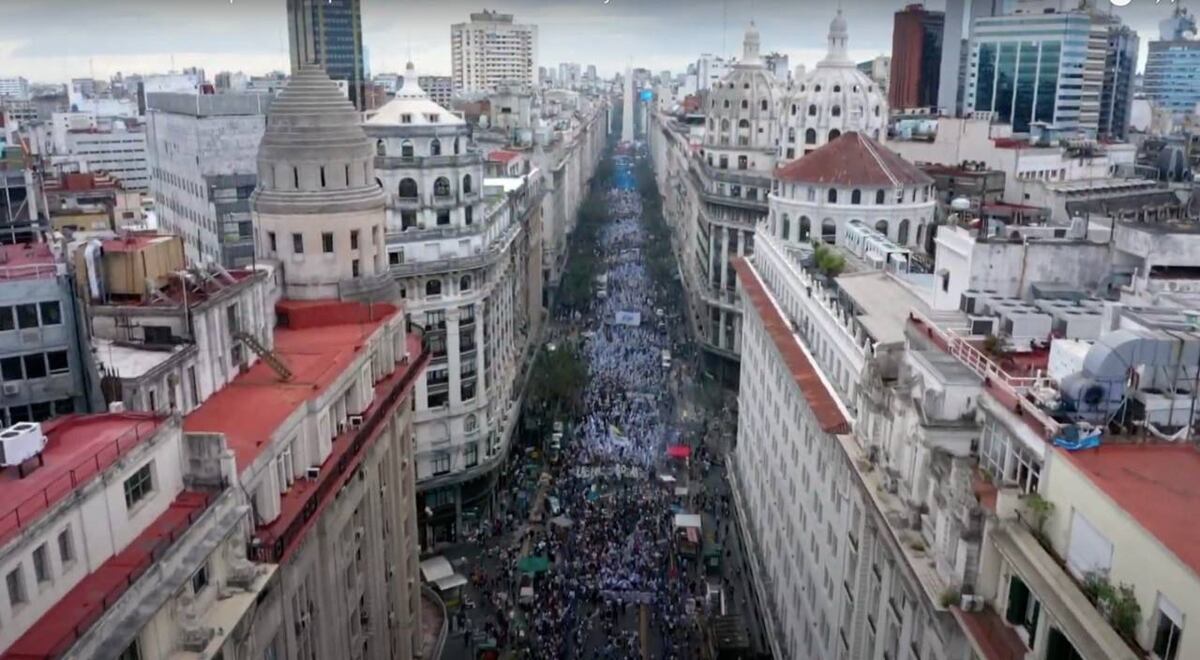 El acto por la democracia en Plaza de Mayo fue masivo.
