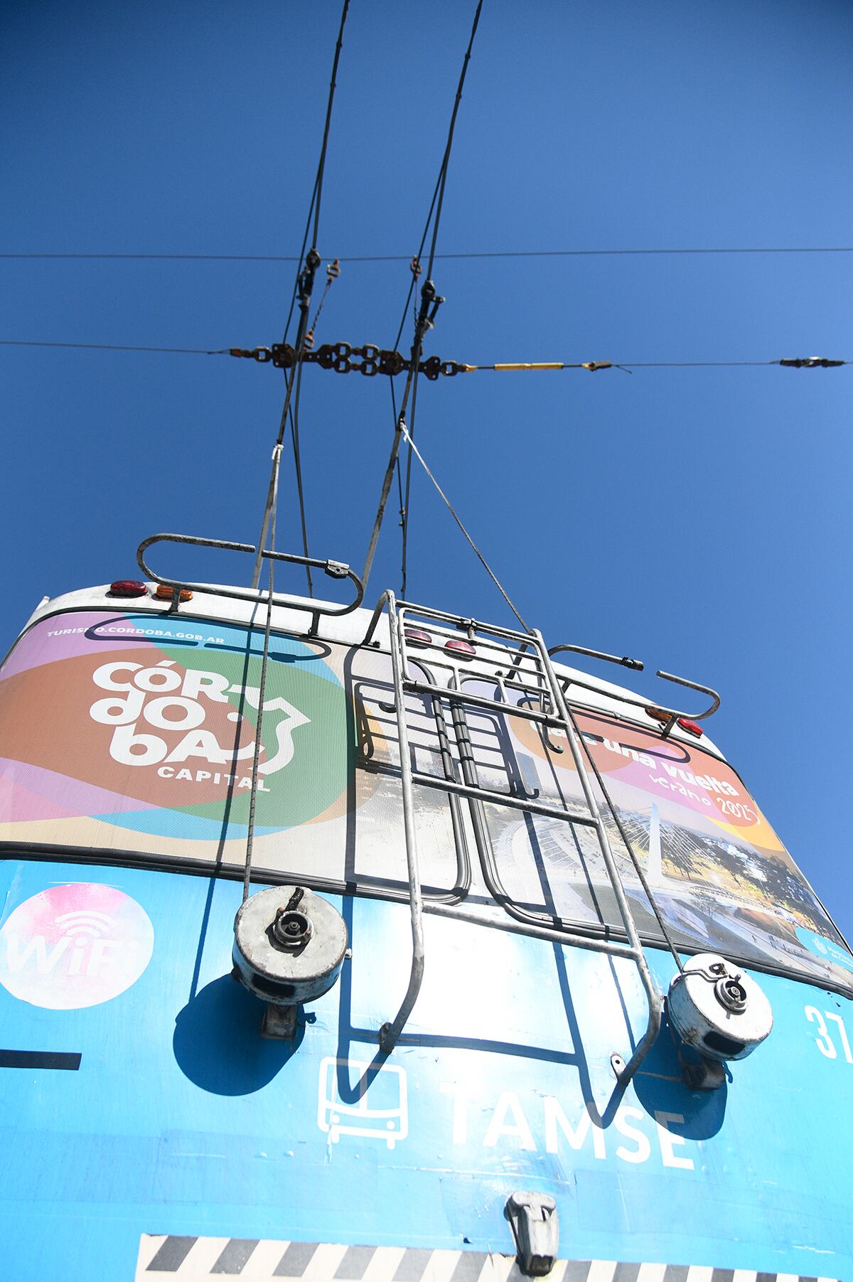 Por fallos en una subestación de la empresa TAMSE que aporta energía a la zona céntrica, las líneas de trolebuses A, B y C son cubiertas por colectivos. (Ramiro Pereyra / La Voz)