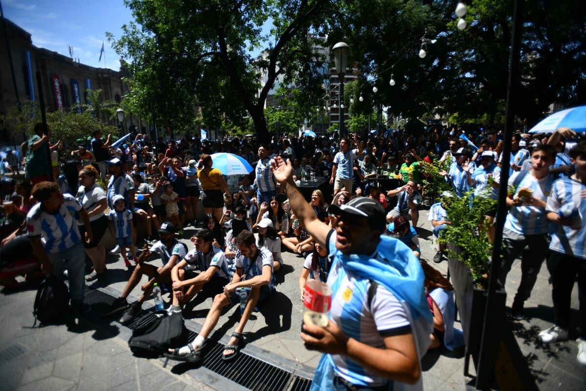 La previa del partido Argentina-Francia en el Patio Olmos. (Pedro Castillo/La Voz)