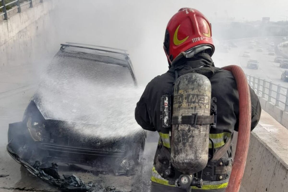Se incendió un Ford Ka en la Circunvalación: bomberos extinguieron fuego y el conductor salió ileso. (Policía de Córdoba)