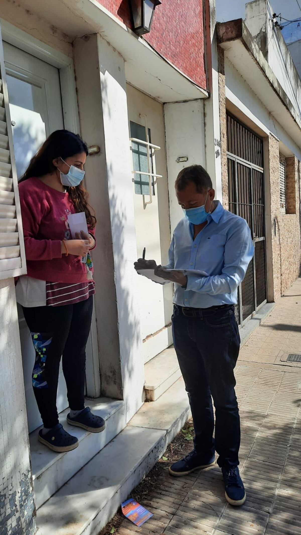 Elecciones 2021: Dante Rossi salió a hacer encuestas. (La Voz)