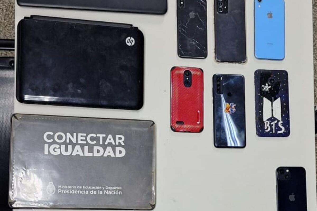 La Policía secuestró más de 40 celulares. (Policía).