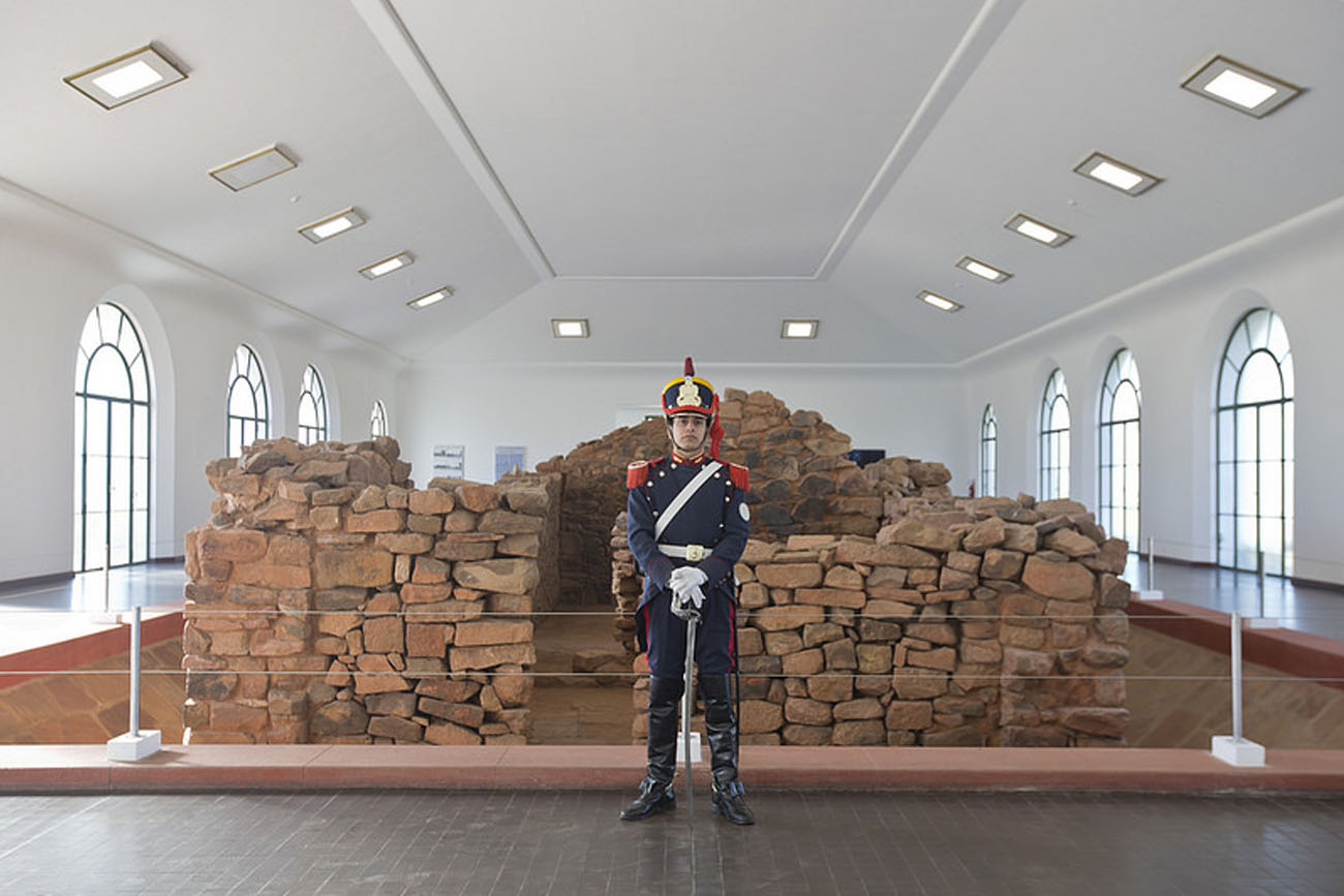 La construcción está custodiada por miembros del Regimiento de Granaderos a Caballo. Ministerio de Cultura de la Nación.