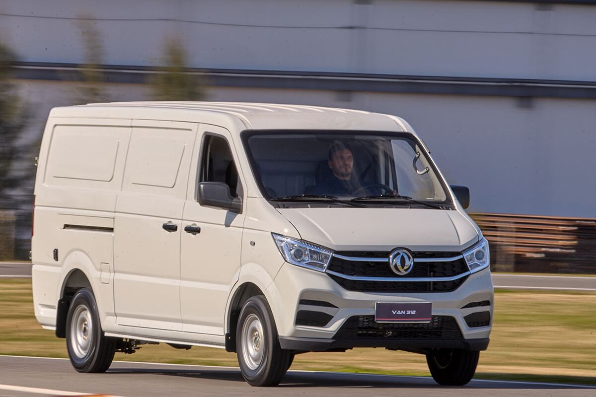 La VAN 312 Cargo ofrece un volumen de carga de 5,6 m3, mientras que la versión VAN 312L Cargo alcanza los 6,5 m3 y una capacidad útil de 1.030 kilos.