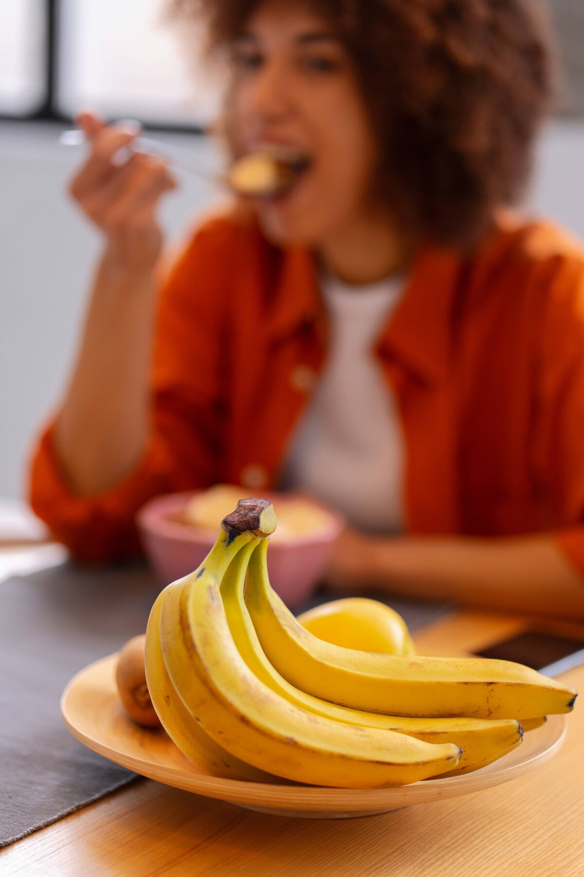 El azúcar que contiene la fruta no debe demonizarse, pero sí hay que consumirla con conciencia, sin excesos y priorizando siempre la fruta entera frente a los jugos. (Freepik)